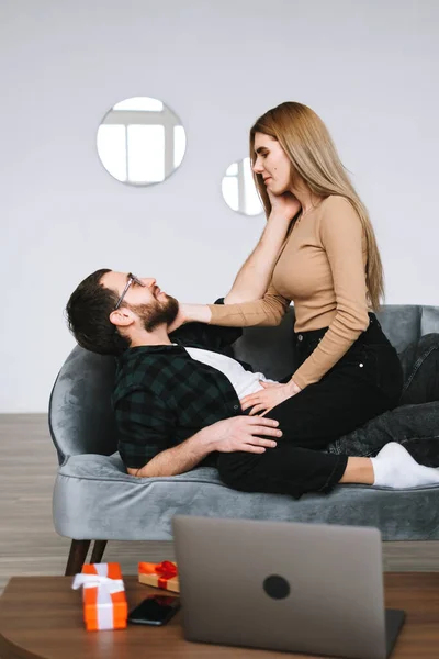 Joven Pareja Feliz Descansando Sofá Casa Tocándose Suavemente Foto Alta — Foto de Stock