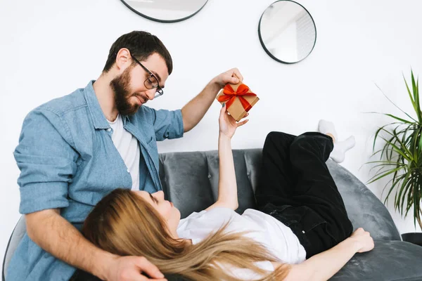 Man Verraste Haar Vriendin Met Een Leuk Stel Dat Valentijnsdag — Stockfoto