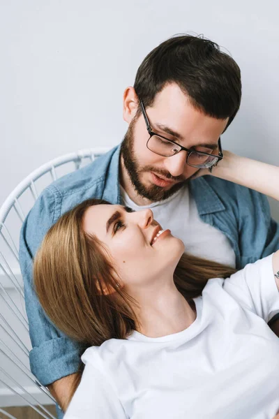Jovens Amantes Casal Abraçaram Outro Conceito Relacionamento Foto Alta Qualidade — Fotografia de Stock