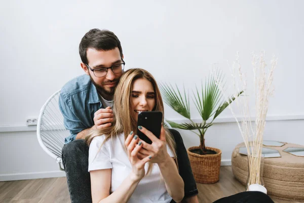 Joven Pareja Alegre Utilizando Teléfono Móvil Haciendo Selfie Teléfono Inteligente — Foto de Stock