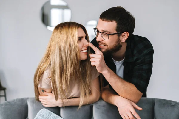 Retrato Amantes Alegres Pareja Que Quedan Cerca Del Sofá Casa — Foto de Stock