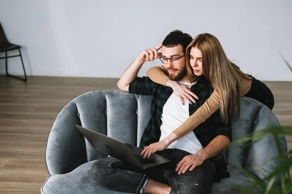 Esposo Mirando Como Esposa Utiliza Teléfono Inteligente Foto Alta Calidad — Foto de Stock