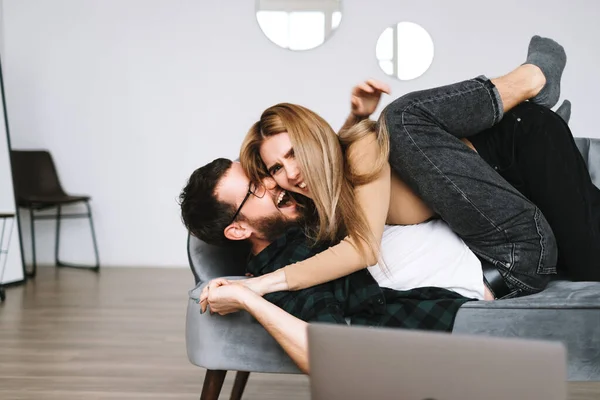 Husband Looking Wife Uses Smartphone High Quality Photo — Stock Photo, Image