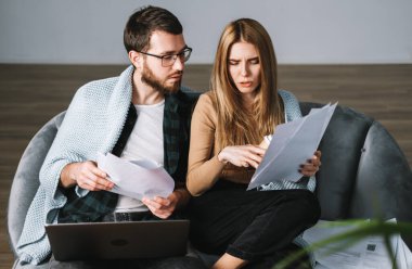 Karı gibi görünen koca akıllı telefon kullanıyor. Yüksek kalite fotoğraf