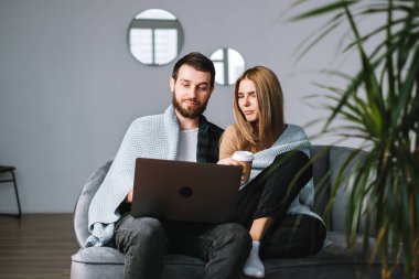 Karı gibi görünen koca akıllı telefon kullanıyor. Yüksek kalite fotoğraf