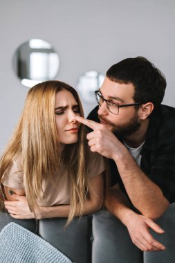 Karı gibi görünen koca akıllı telefon kullanıyor. Yüksek kalite fotoğraf