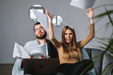Karı gibi görünen koca akıllı telefon kullanıyor. Yüksek kalite fotoğraf