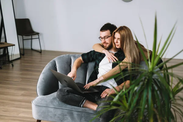 Esposo Mirando Como Esposa Utiliza Teléfono Inteligente Foto Alta Calidad — Foto de Stock