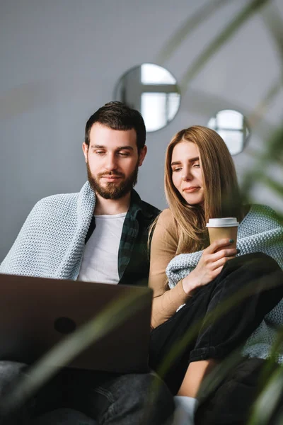 Esposo Mirando Como Esposa Utiliza Teléfono Inteligente Foto Alta Calidad — Foto de Stock