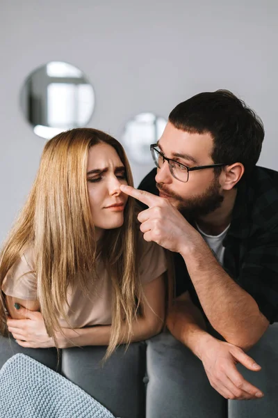 Karı gibi görünen koca akıllı telefon kullanıyor. Yüksek kalite fotoğraf