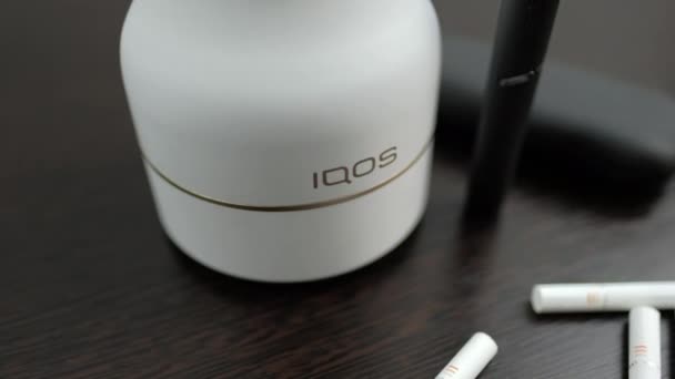 Chauffage du système de tabac IQOS avec des bâtonnets de chaleur HEETS, iqos tabac produit — Video