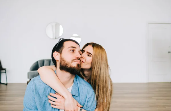 可爱的年轻的高加索夫妇在家里放松和亲吻 高质量的照片 — 图库照片