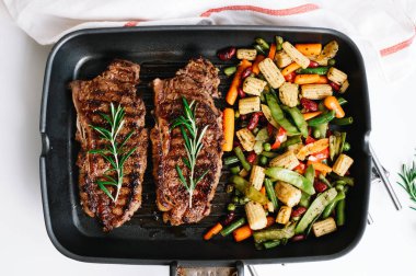 Sebzeli ızgara biftek ve biberiye masada. Yüksek kalite fotoğraf