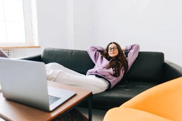 Young Caucasian Woman Relaxing Sofa Front Laptop Living Room Work — Stock Fotó