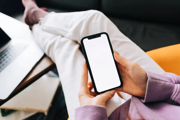 Mujer Sosteniendo Teléfono Inteligente Con Una Pantalla Blanca Burlan Descansando —  Fotos de Stock