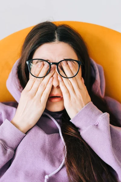 Jovem Esfrega Olhos Depois Usar Óculos Laptop Frontal Conceito Dor — Fotografia de Stock