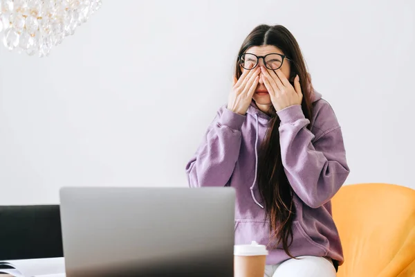 Mujer Joven Frota Los Ojos Después Usar Gafas Portátil Delantero — Foto de Stock