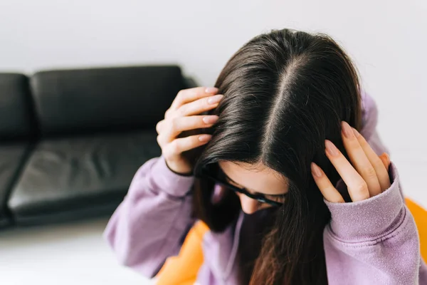 Mulher Morena Jovem Mostrando Seu Couro Cabeludo Raízes Cabelo Cor — Fotografia de Stock