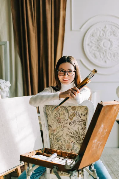 Portrait Beautiful Smiling Woman Artist Sitting Chair Holding Paintbrushes Working — Stock Photo, Image