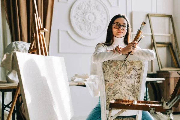 Retrato Bela Mulher Sorridente Artista Sentado Uma Cadeira Segurando Pincéis — Fotografia de Stock