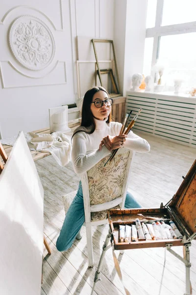 Portrait Belle Artiste Souriante Assise Sur Une Chaise Tenant Des — Photo