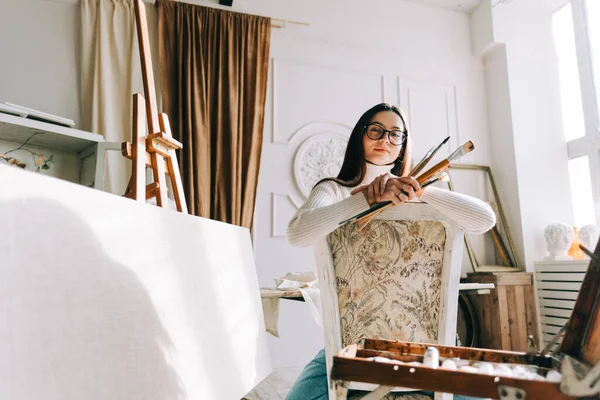 Portrait Beautiful Smiling Woman Artist Sitting Chair Holding Paintbrushes Working — Stock Photo, Image