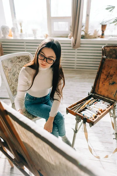 Young Caucasian Woman Artist Holding Paintbrush Draws Canvas Working Home — Stock Photo, Image