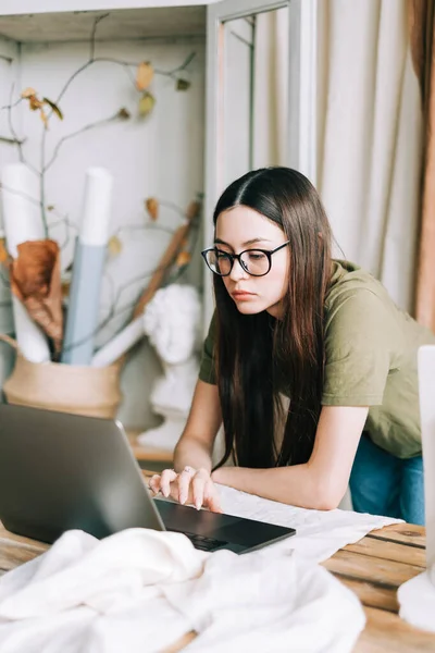 Young Caucasian Woman Eyeglasses Working Laptop Computer Home Art Studio — Stock Fotó