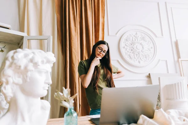 Jovem Caucasiana Óculos Trabalhando Computador Portátil Estúdio Arte Casa — Fotografia de Stock