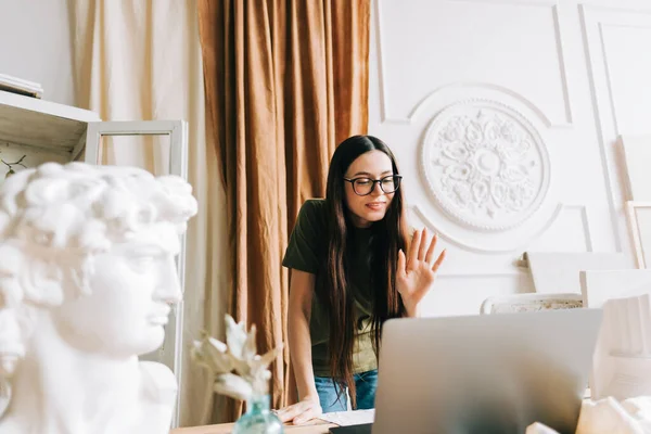 Jovem Caucasiana Óculos Vídeo Chamando Aplicativo Chat Virtual Usando Laptop — Fotografia de Stock