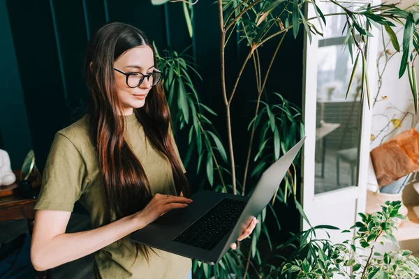 Young Caucasian Woman Eyeglasses Working Laptop Computer Home Garden — Stock Fotó