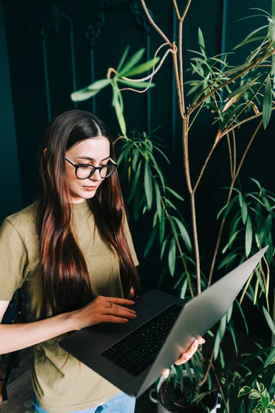 Young Caucasian Woman Eyeglasses Working Laptop Computer Home Garden — Stock Fotó