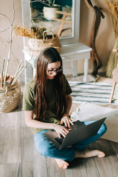 Young Caucasian Woman Work Laptop Computer Looking Display Sitting Floor — Stock Fotó