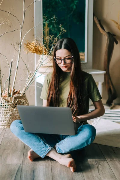 Young Caucasian Woman Work Laptop Computer Looking Display Sitting Floor — Stock Fotó