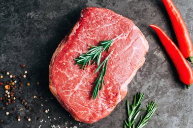 Biberiye, biber, biber ve baharatlı çiğ biftek..