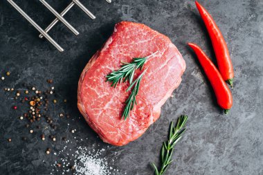 Biberiye, biber, biber ve baharatlı çiğ biftek..