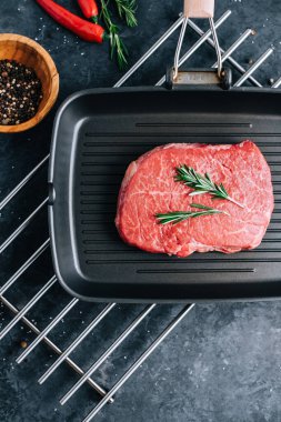 Biberiye, biber, biber ve baharatlı çiğ biftek..