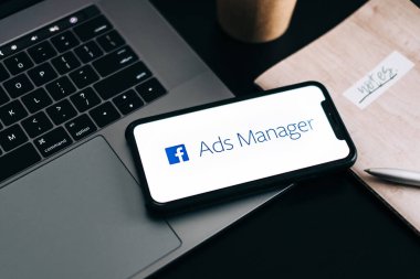 Akıllı telefon ekranında Facebook reklamları logosu.