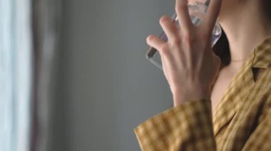 Genç iş kadını önemli bir olaydan önce parfüm kullanıyor.