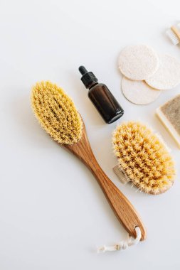 Kişisel bakım için doğal çevre dostu aksesuarlar, kuru masaj fırçaları, bambu diş fırçaları, lifli yüz süngerleri ve beyaz arka planda izole edilmiş doğal sabunlar..