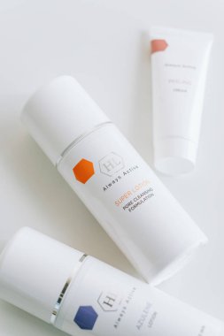 Kutsal Topraklar ürünleri vuruldu, cilt losyonları ve krem soyuldu..