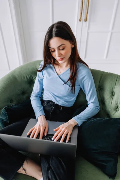 Attraktiv Söt Ung Kvinna Med Hjälp Dator Sitter Bekväm Soffa — Stockfoto