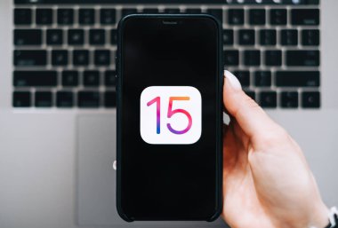 iOS 15 logosuna sahip iPhone ekranı kapat, yeni işletim sistemi 2021 elma aygıtları üzerinde . 