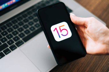 iOS 15 logosuna sahip iPhone ekranı kapat, yeni işletim sistemi 2021 elma aygıtları üzerinde . 