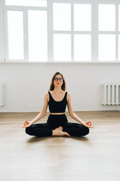 Beautiful Brunette Fitness Woman Meditate Doing Yoga Indoors Home Staying — Stock Photo, Image