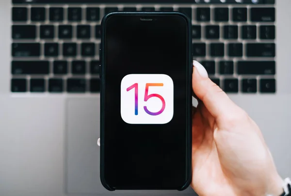 Iphone Con Logotipo Ios Pantalla Cerca Nuevo Sistema Operativo 2021 —  Fotos de Stock