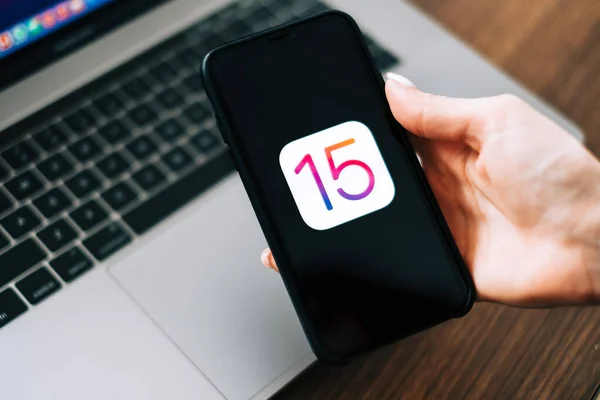 Iphone Con Logo Ios Sullo Schermo Vicino Nuovo Sistema Operativo — Foto Stock