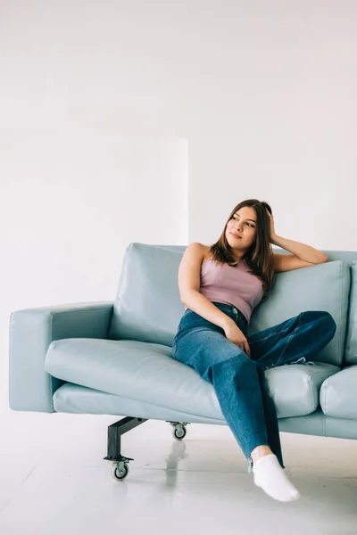 Mujer Caucásica Calma Joven Relajante Sentado Sofá Sala Estar Moderna — Foto de Stock