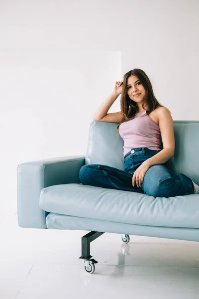 Jeune Femme Calme Caucasienne Relaxant Assis Sur Canapé Dans Salon — Photo