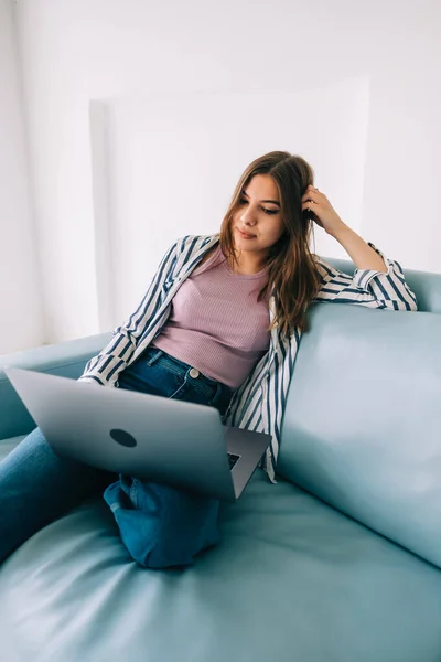 Atractiva Mujer Bastante Joven Utilizando Ordenador Portátil Sentado Cómodo Sofá — Foto de Stock